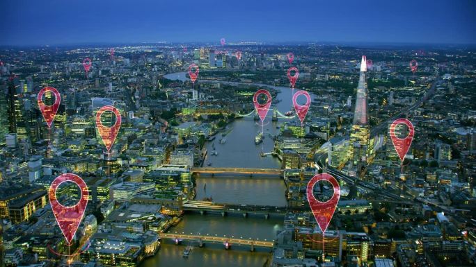 伦敦的本地化图标。一个智慧和未来城市的鸟瞰图。著名的桥梁和建筑完美地说明了技术概念:数据通信，人工智