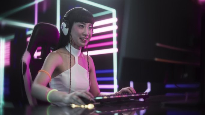 一名日本在线玩家在未来派赛博朋克房间里玩电子游戏。角色扮演女孩使用耳机，在游戏流中与玩家交谈。职业玩