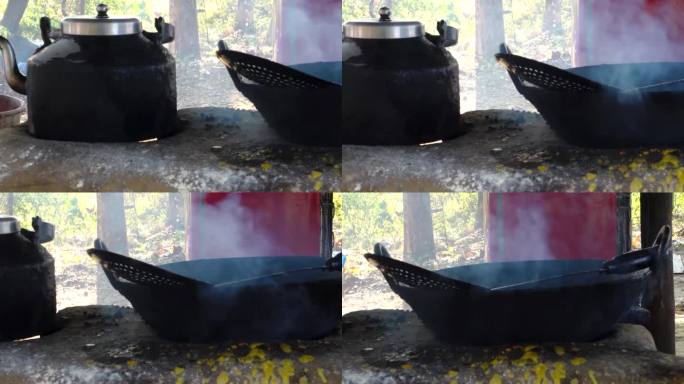 印度北阿坎德邦，农村用泥和粘土制成的传统壁炉，有一个大的铸铁卡代或大锅和一个茶壶。
