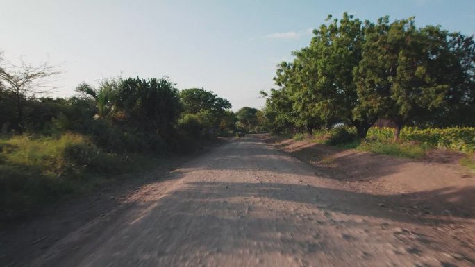 Chemka村的农场和道路景观