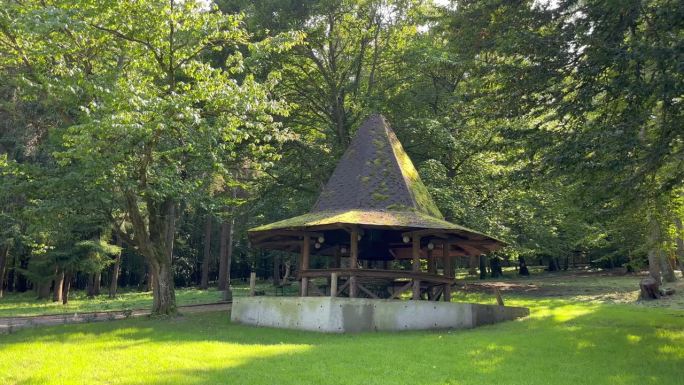 森林里一座帽子形状的木屋