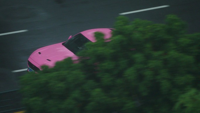 粉红野马轿跑车