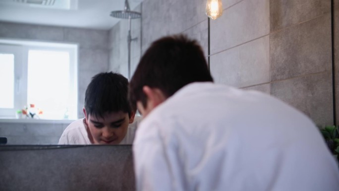 萌男少年起床后用清水洗脸，在浴室照镜子时用毛巾擦干
