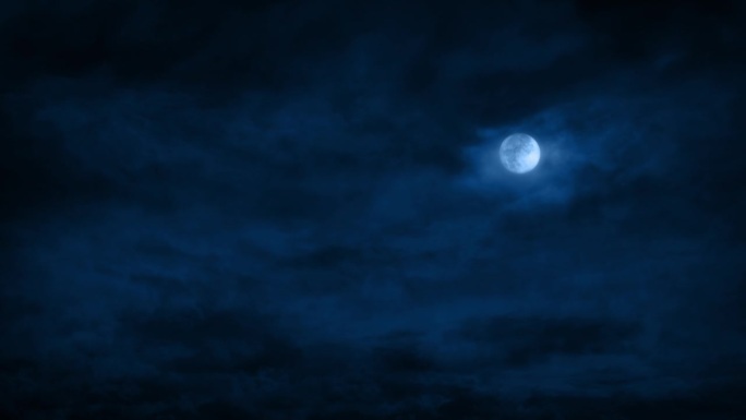 满月上快速移动的云