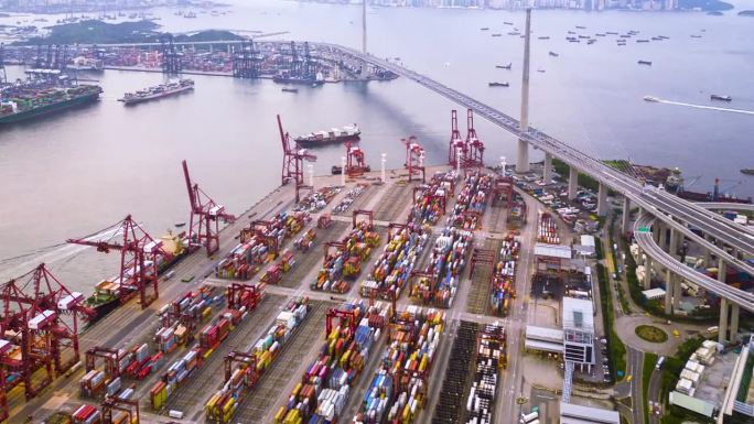 香港有深水港，可使用经济港以货柜船运输进出口货物。