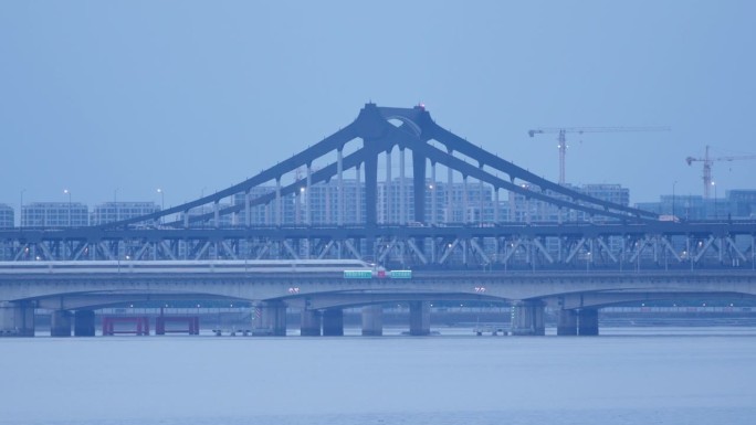 高速列车行驶在城市大桥上