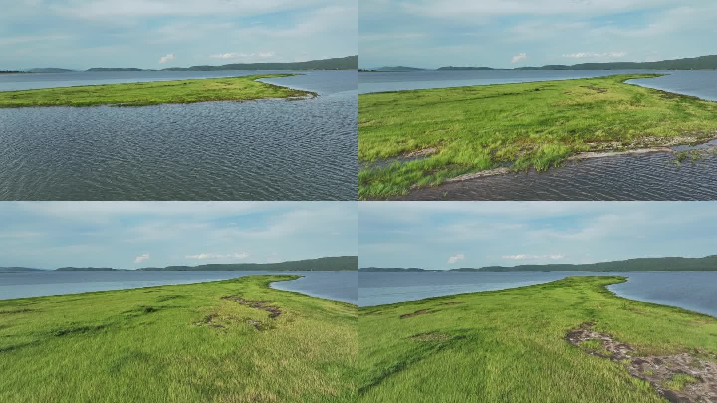 空中无人机拍摄的湖面上的绿色小岛。