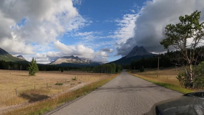 沿着山路行驶的风景