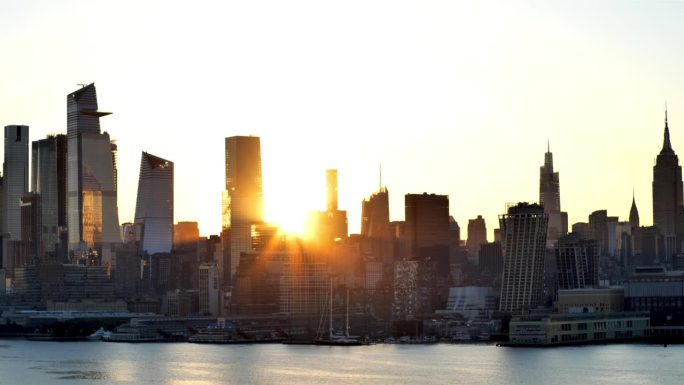 纽约哈德逊河上的天际线:日出