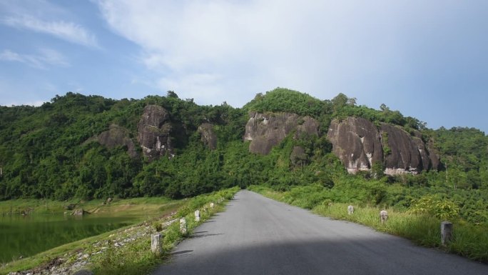 以山为背景的九龙巴生水库湖泊道路景观