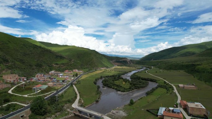 航拍的阿坝农村景象，中国四川省