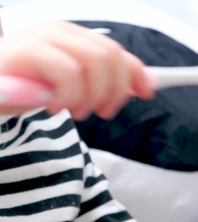 科学正确刷牙小女孩学会用牙刷清洁牙齿上的污垢，这样手上就不会有蛀牙了毛绒玩具斑马学前教育示范项目