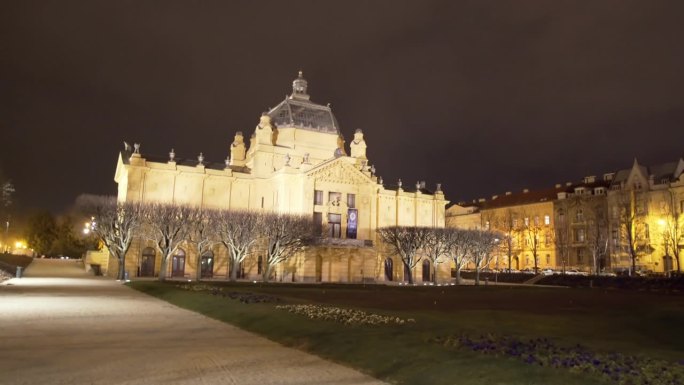 克罗地亚萨格勒布的艺术展馆，夜晚市中心公园里美丽的古典建筑