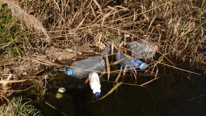 塑料罐和塑料瓶漂浮在河里