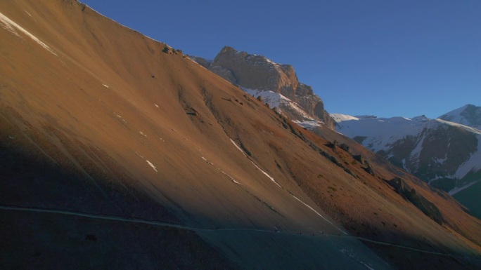 在高海拔的喜马拉雅山脉上，一群徒步旅行者徒步前往提利哥湖。徒步探险，在喜马拉雅山，尼泊尔马南的挑战之
