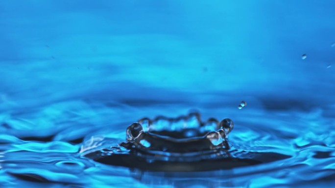 水滴在水面上反弹水面水珠水滴