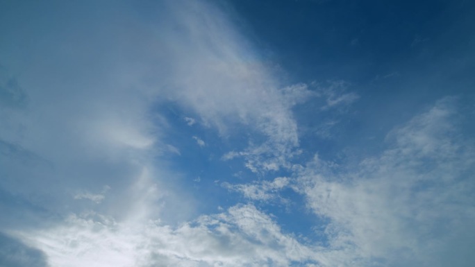 美丽的太阳光晕或限定光晕。暴风雨后的天空。雄伟壮观的蓝天白云。间隔拍摄。