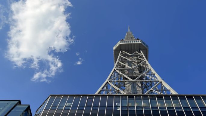 日本爱知县名古屋，电视塔地标，晴天蓝天白云。