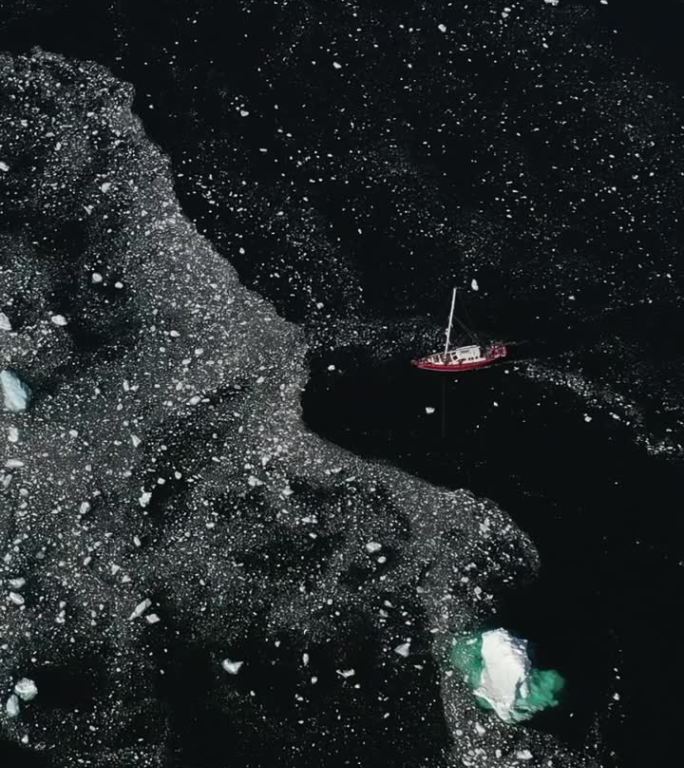 垂直视频，在南极的南极海洋的船鸟瞰图。