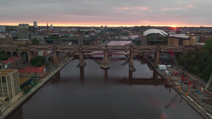 纽卡斯尔-泰恩河畔大桥的高水平揭示了多云的日出