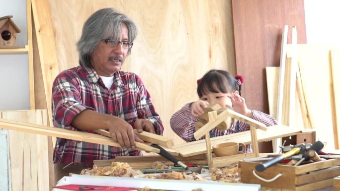 木匠家庭生活方式活动理念，经验丰富的老木工传授知识给他的家人享受良好的关系，爱好和可爱的孙女一起玩耍
