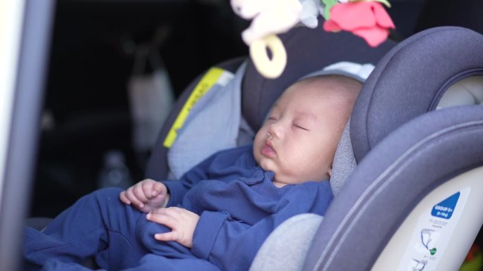 婴儿睡在汽车座椅上