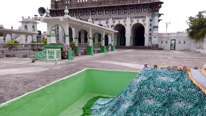 一个名为Shahi Jamia Masjid的精致遗产清真寺建筑的第一人称视角，它是印度安得拉邦阿多