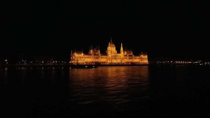 从多瑙河上俯瞰国会大厦的夜晚，匈牙利布达佩斯。