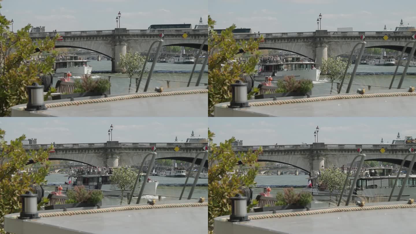 巴黎塞纳河上的桥和游船