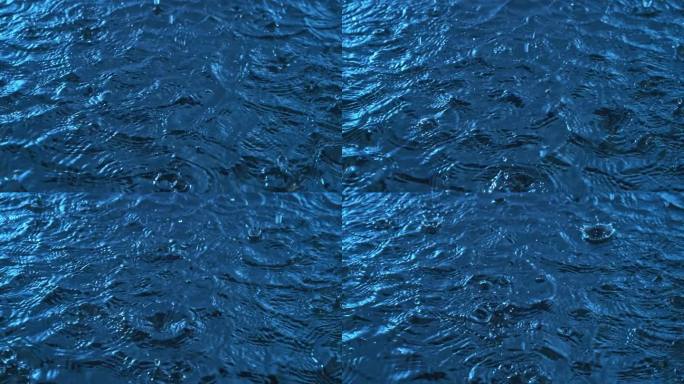 雨落在深蓝色的水中