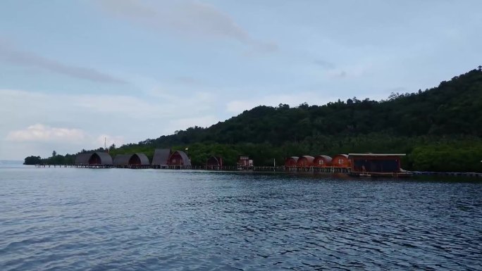 海滩边的房子或住所，以丘陵为背景