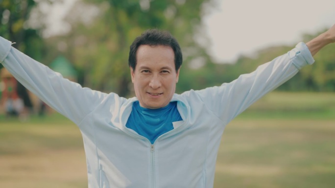 户外健身套路:亚洲成熟男子用哑铃进行健康运动，鼓励健康习惯