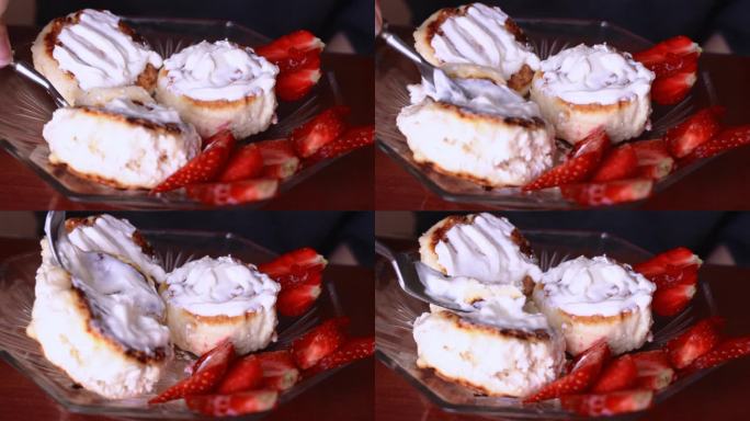 盘里的煎芝士蛋糕配上新鲜的草莓片