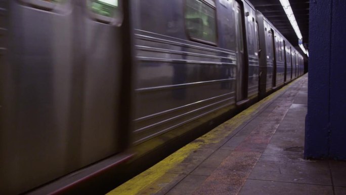 地铁列车驶离纽约曼哈顿站台