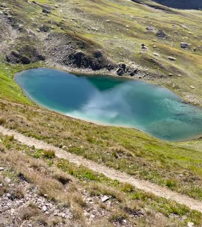 POV在勃朗峰附近的高山小径徒步旅行