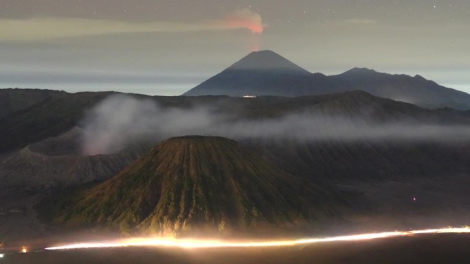 延时夜景移动的雾，云和星星旋转在Bromo火山，东爪哇，印度尼西亚