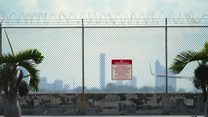 迈阿密机场跑道周围的保护性带刺铁丝围栏是防止非法侵入的安全措施