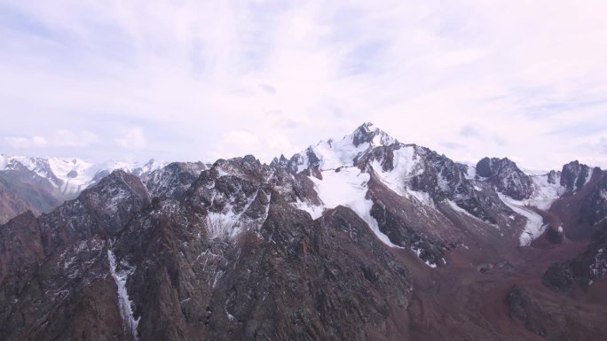 雪中巨大的岩石山峰