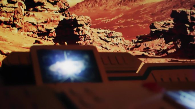 红色星球火星表面探测。驾驶员的POV宇航员驾驶着一个带有未来控制面板的摇晃的火星探测器
