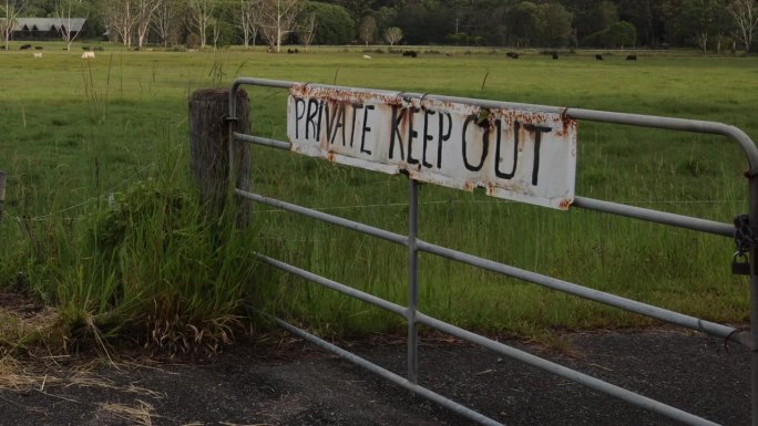 乡村景观农场栅栏处的禁止入内标志