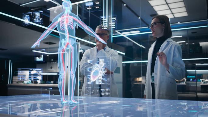 两位生物工程师在未来实验室中使用计算机驱动的人体和器官动画全息图。男人和女人研究血液流动，开发创新的