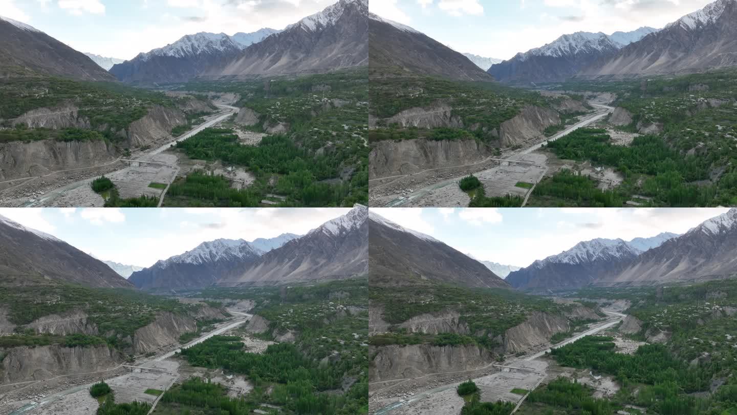 空中无人机日落景观罕萨河谷与河流和喀喇昆仑山脉山脉，罕萨河谷，吉尔吉特-巴尔蒂斯坦，巴基斯坦北部。