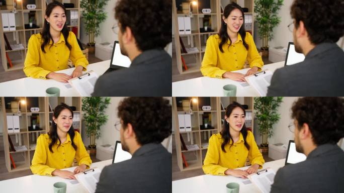一位男性招聘人员面试一位日裔女性候选人