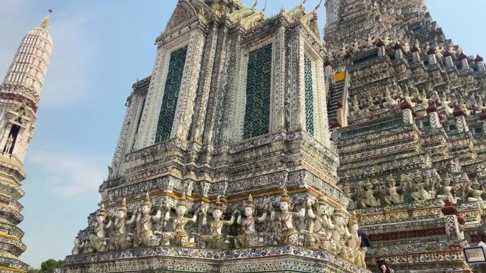 泰国首都的名片是佛教寺庙Wat Arun，黎明寺，它位于湄南河岸边