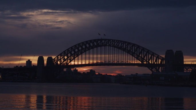 金色的太阳从悉尼海港大桥升起
