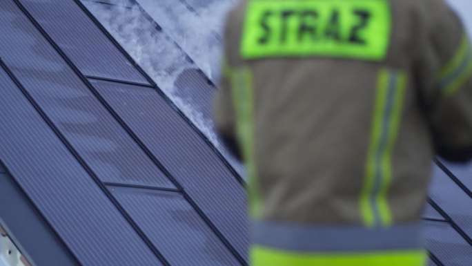 消防员测试防火太阳能板的安全性和耐久性。创造绿色能源，保护环境