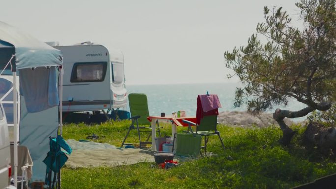 夏天停在海边的露营车