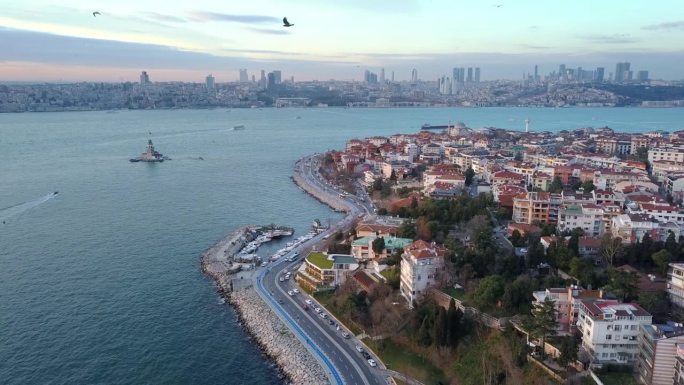 伊斯坦布尔乌斯库达尔地区的萨拉卡克。沿海道路上的交通，博斯普鲁斯海沿岸街道上停放的汽车和房屋。