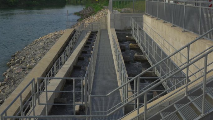 莱赫，巴伐利亚，德国。河中洄游产卵的鱼梯。大坝上的混凝土鱼梯，这样鱼可以继续逆流而上。鱼被认为是野生