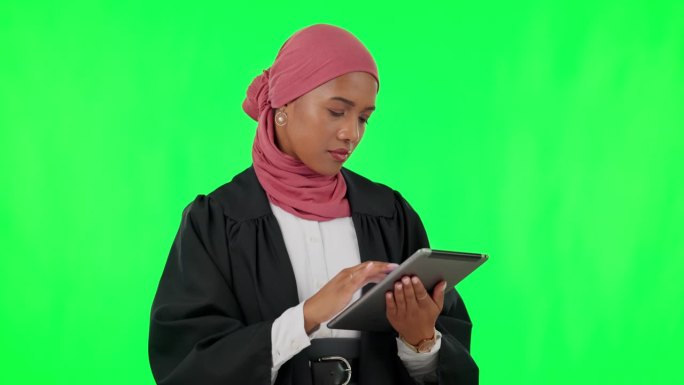 平板电脑，绿屏和女人，律师或学生律师在穆斯林文化的政府新闻或文章。检查，数字技术和法官，法律工作者或